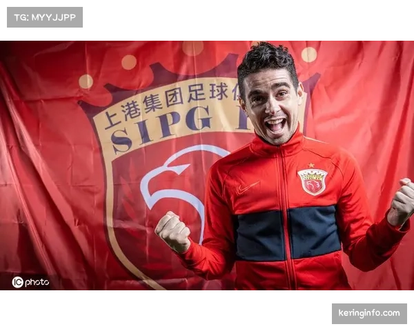 比赛终场哨响，乌拉圭老将安德烈斯·维拉塞卡跪地亲吻国家队队徽